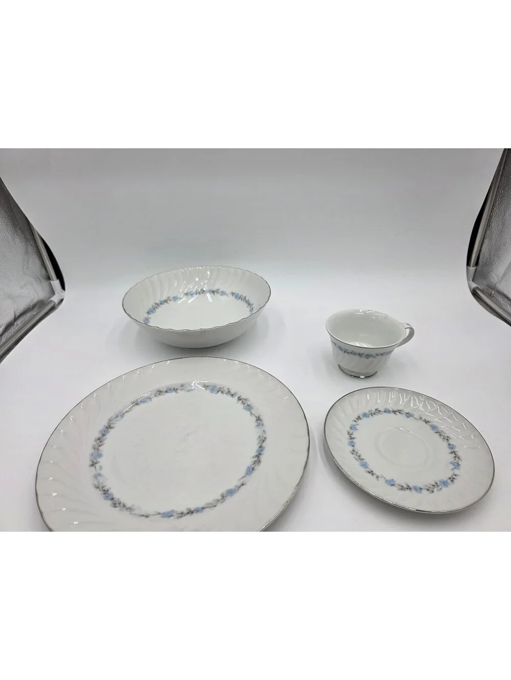 Heritage Fine China 555 Japan Blue Floral Dinnerware Set
